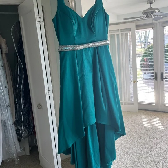 green emerald velvet dress WAISTED DRESS WITH HEM RUFFLE GOOD VIBES GENERATION – CAMILLA main image 0